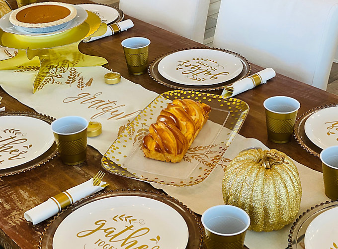White Thanksgiving Table Setting Ideas, White And Gold Table Setting Ideas